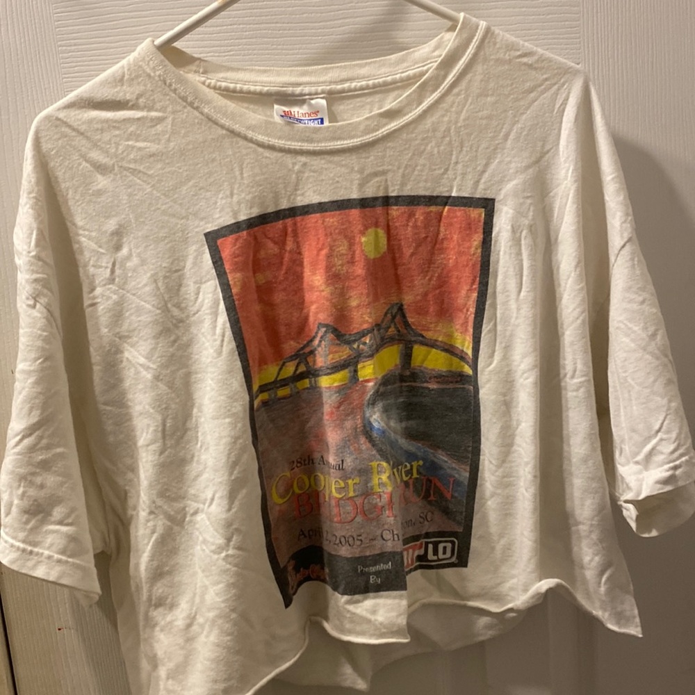 A white T-shirt the size is an extra large